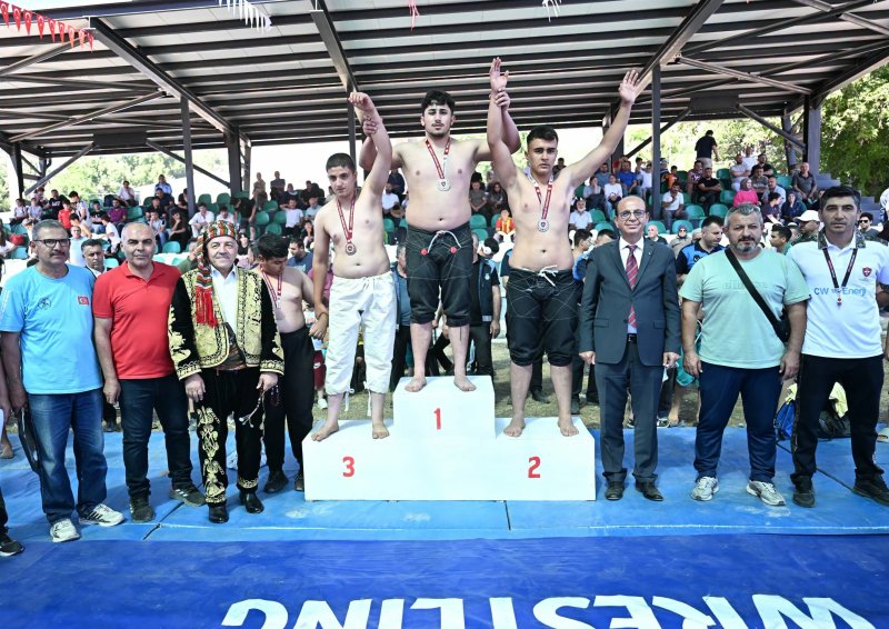 Yeşilyurt Kiraz Festivali’nde Karakucak Güreşleri Heyecanı Yaşandı